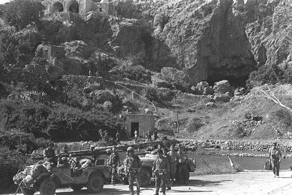 Israeli army detachment stopping by the water pool at Banias Village on the Golan Heights. -GPO 06/11/1967