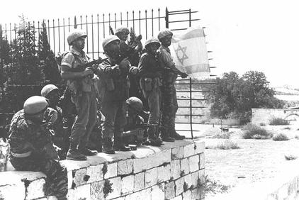 Six Day War. Israeli paratroopers putting up the Israeli flag above the Western Wall in Jerusalem. -GPO 06/07/1967