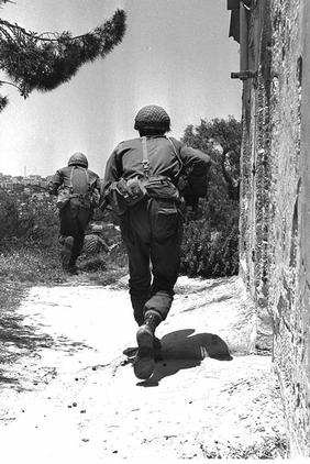 Six Day War. IDF soldiers advancing over high ground in the Old City of Jerusalem. -GPO 06/05/1967