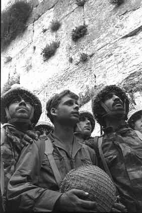 Israeli paratroopers stand in front of the Western Wall in Jerusalem. -GPO 06/07/1967